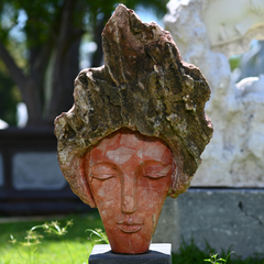 <strong>Unique Sculptural Design</strong>